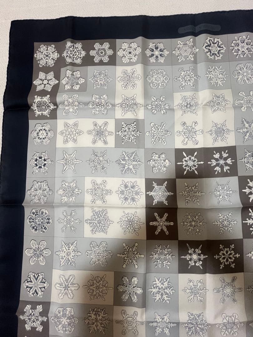 エルメス カレ90 FEUX DE L'HIVER 雪の結晶 グレー／ネイビー - メルカリ