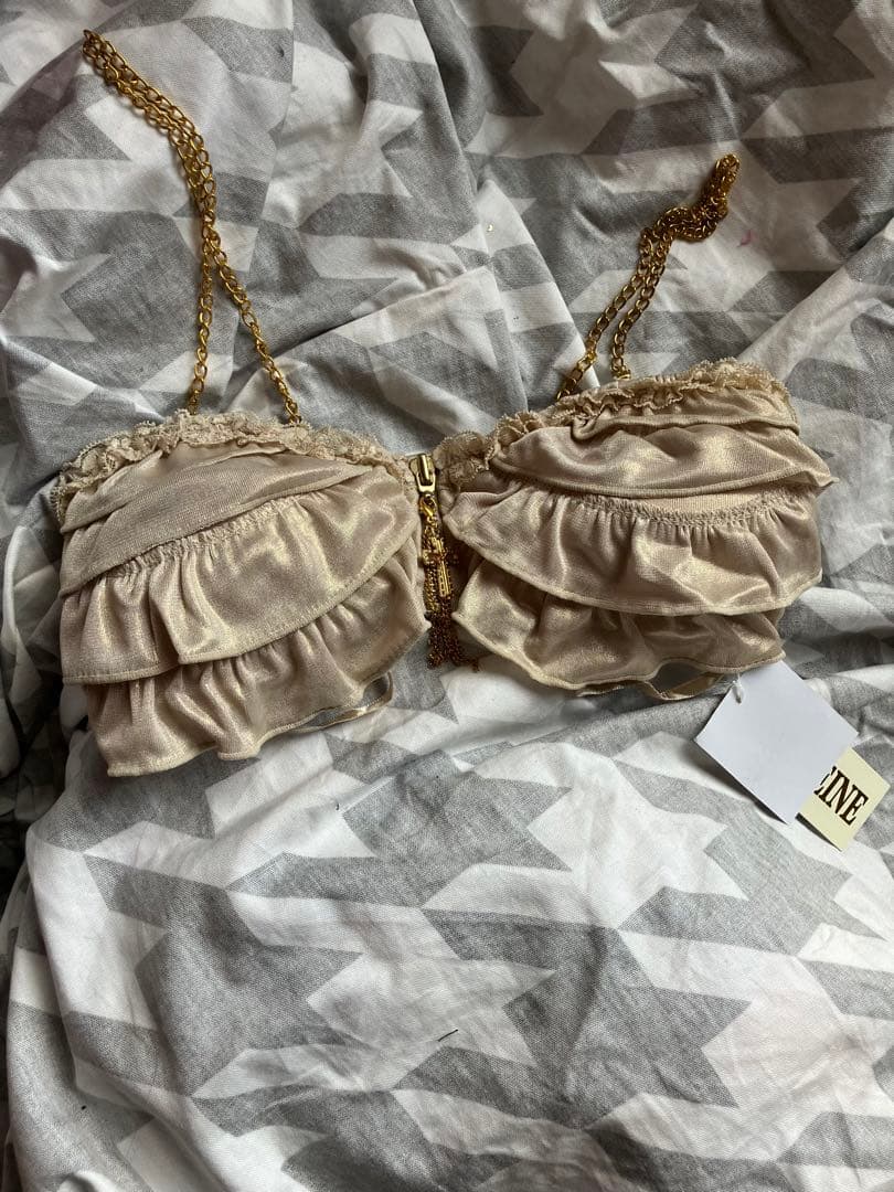 フリル付きベージュ見せブラ新品タグ付きM SALE】【Mimi Special Collaboration】前立てフリル開襟ブラウス