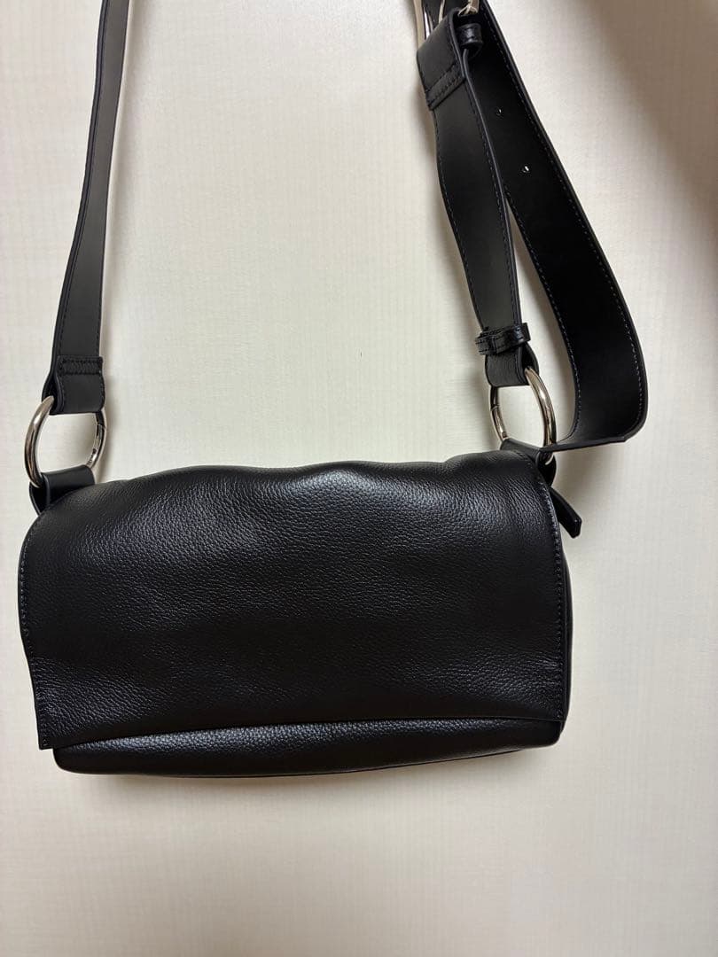 ブラックレザーショルダーバッグ　BEARDSLEY ビアズリー ビアズリー BEARDSLEY レザーボディバッグ （black） - ファッション