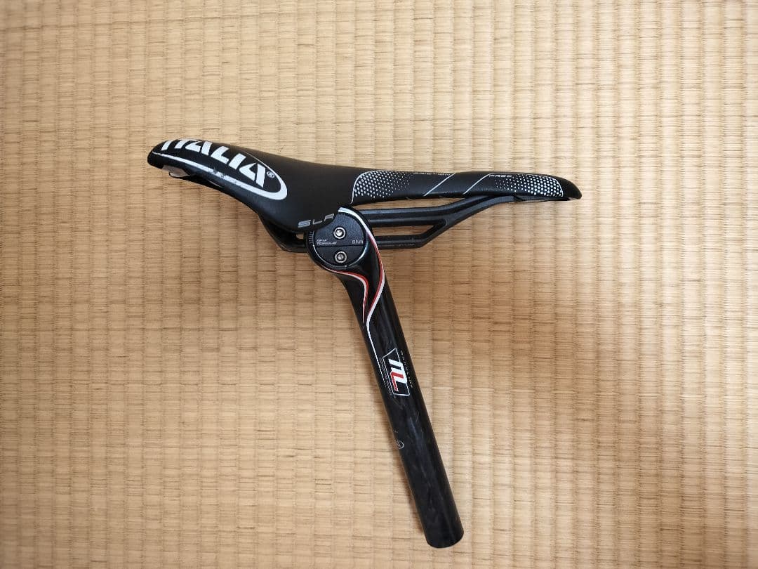 selle ITALIA SLR モノリンク サドル＆シートポスト セット 掘り出し物だ！ カーボンレールのサドルとカーボンポストがセットで2
