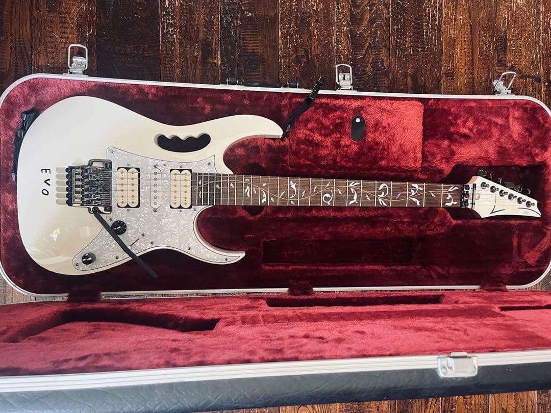 Ibanez JEM7V-WH スティーヴ・ヴァイ (EVOモディファイ) Ibanez Steve Vai Signature JEM7V - White | Sweetwater
