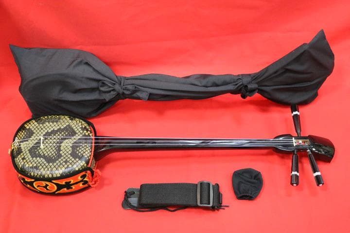 コンパクトで持ち運びしやすく弾きやすい沖縄三線初心者向け 新品未