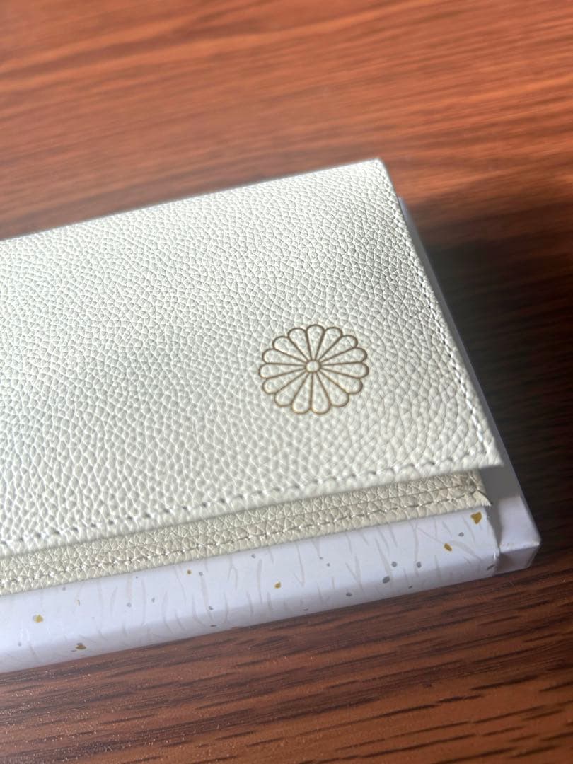 【現在入手不可　皇居限定】本革 白長財布 菊紋　専用箱付き 皇居売店の財布（長財布）白（本革、菊の御紋入り） - メルカリ