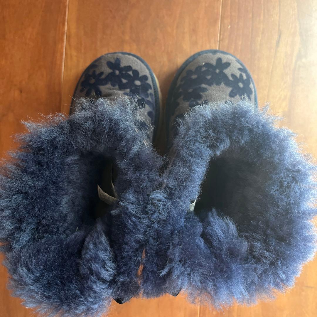 Liyoco 様 UGG ネイビー 花柄 ブーツ 16cm - メルカリ