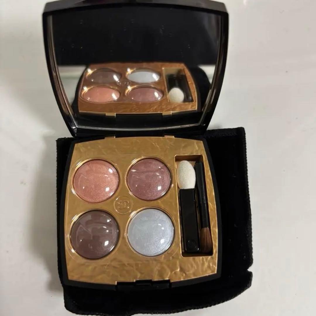 CHANEL アイシャドウパレット シャネルのシンボルを詰め込んだ見目麗しい4色入りアイシャドウ