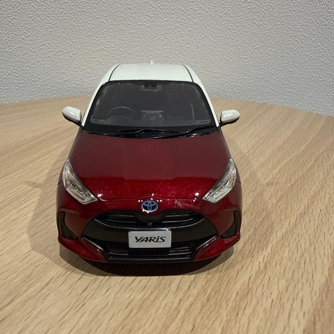 トヨタ ヤリス 1/30 ミニカー ホワイトXセンシュアルレッドマイカ