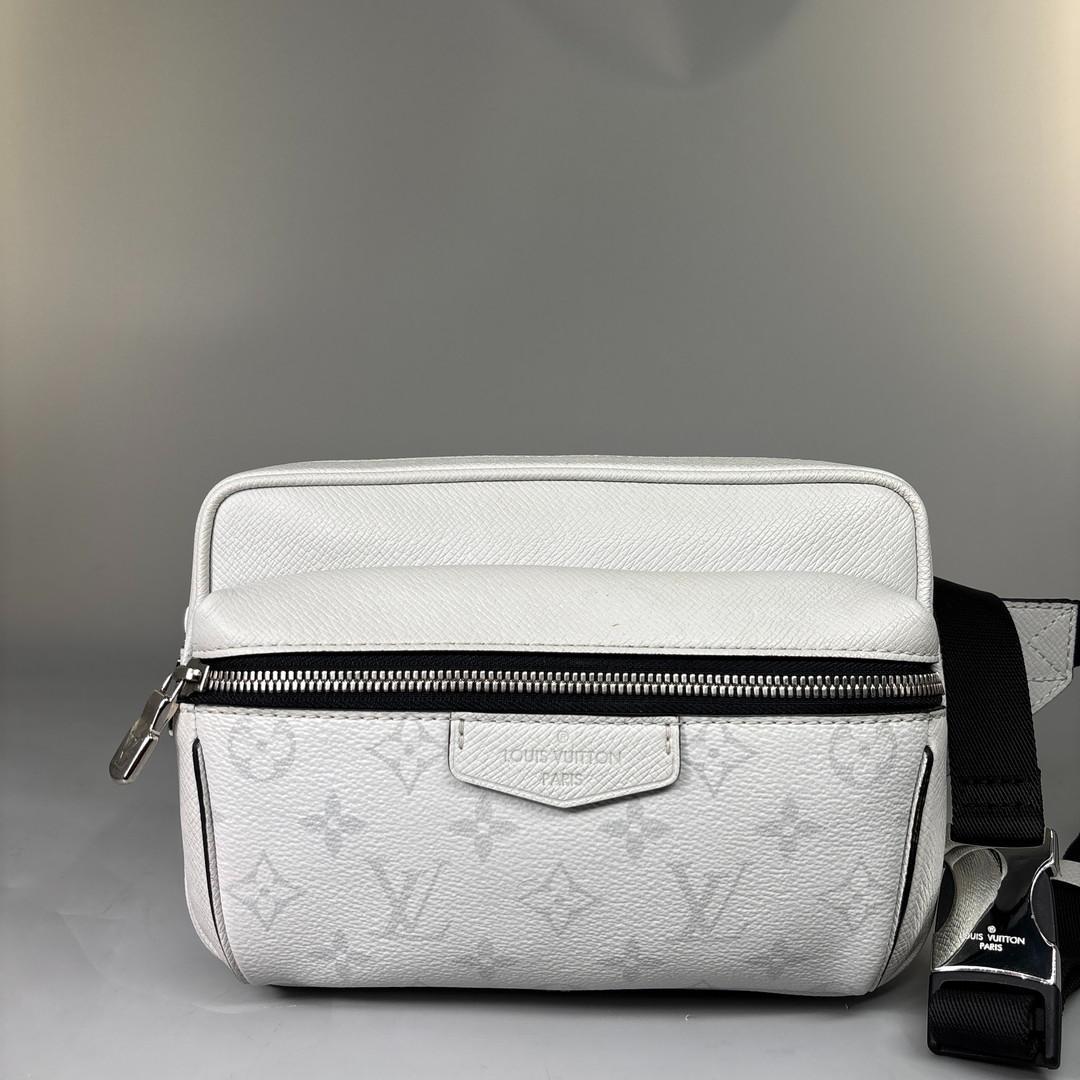 未使用 ルイヴィトン タイガラマ バムバッグ アンタークティカ ボディバッグ ルイヴィトンタイガラマ バムバッグ アウトドア アンタークティカ