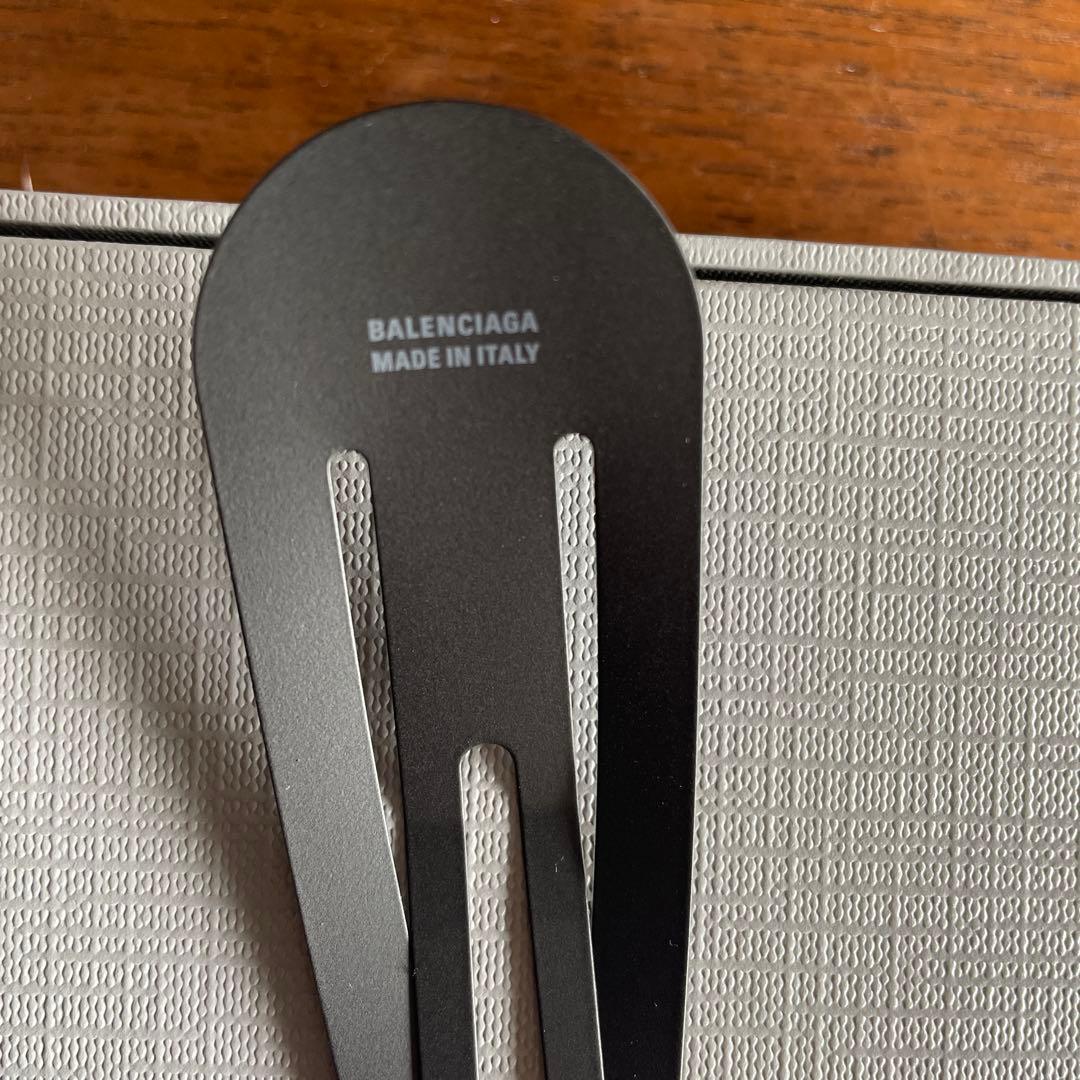 バレンシアガ BALENCIAGA ロゴ ヘアクリップ ブラック 安く