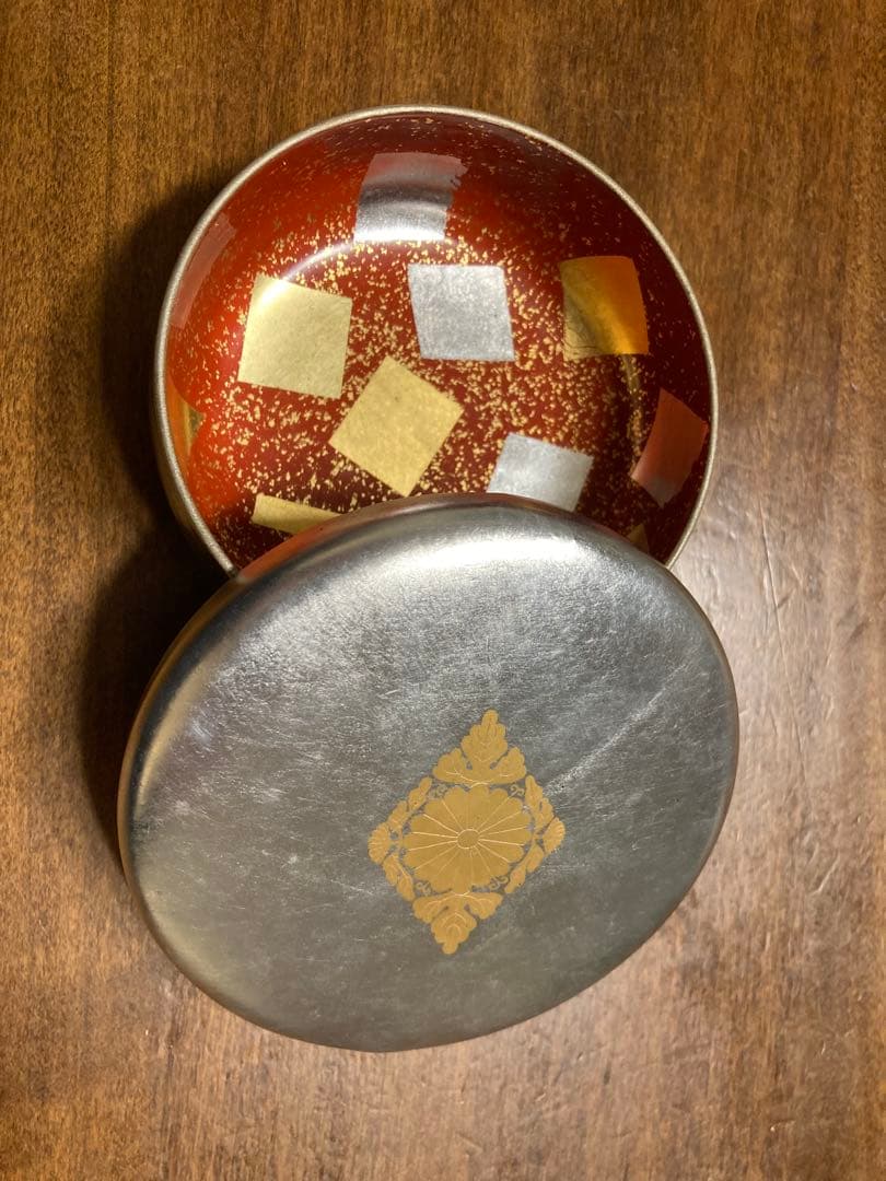 銀箔で覆われた菓子器 十代 中川浄益(作) 南鐐(純銀) 端反形菓子盆 兎波彫入り 大正15年作 共