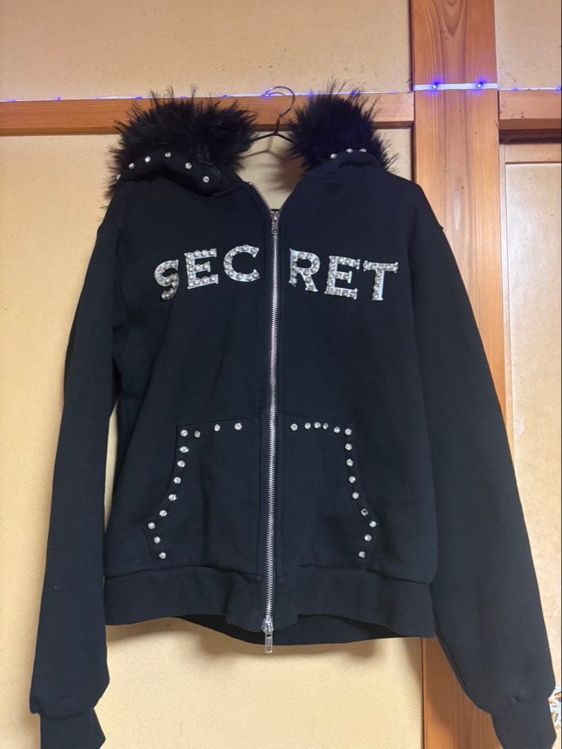 りりさん専用SECRETパーカー Sサイズ 。ヤングパトラ着用 希少商品 LiLYさんコラボ #りりオタパーカー｜ Favorite