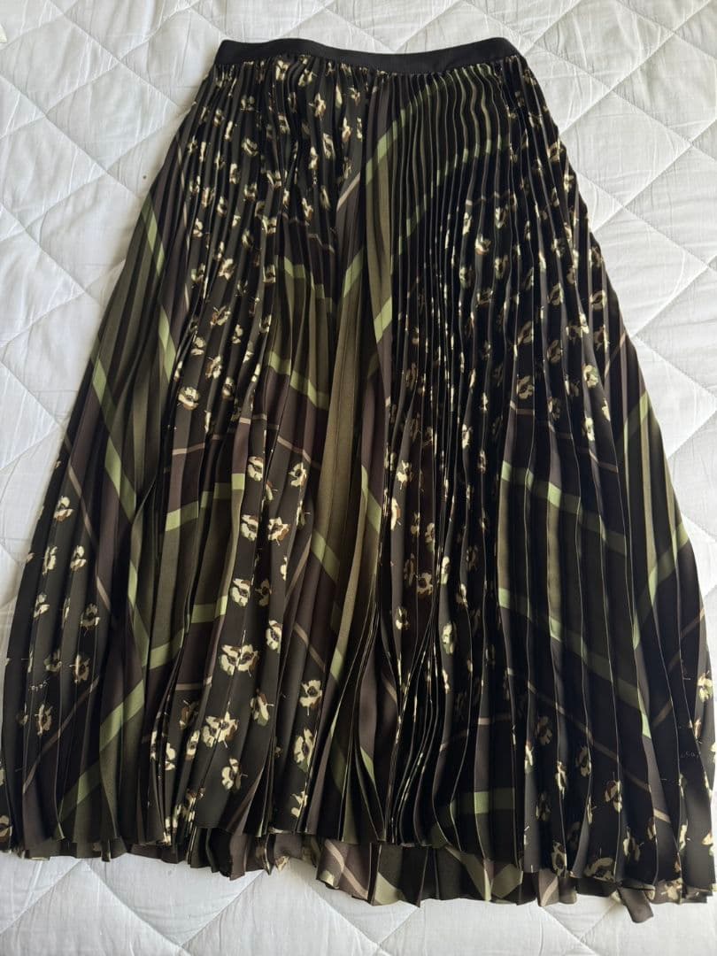 未使用　サカイ　sacai　小花柄　迷彩　プリーツ　スカート　正規品　裏地付き SACAI＜サカイ＞ フローラル柄プリーツスカート（2245860）｜SACAI