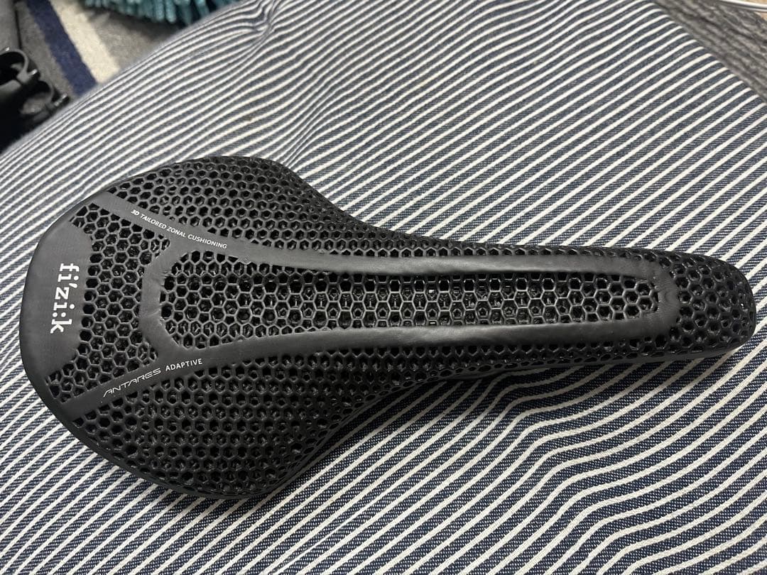 fizik Vento Antares Adaptive サドル Fizik Vento Antares R3 Adaptive Saddle – Mike's Bikes