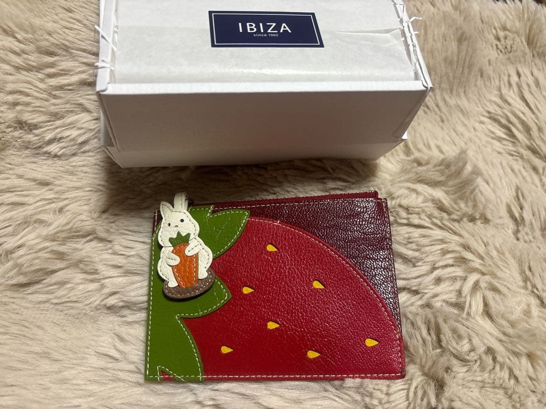真*゜様 【新品未使用】財布IBIZA いちごモチーフ ケースうさぎ イビサ公式 人気 カード入れ 小銭入れ かわいい I字 ファスナー イチゴ