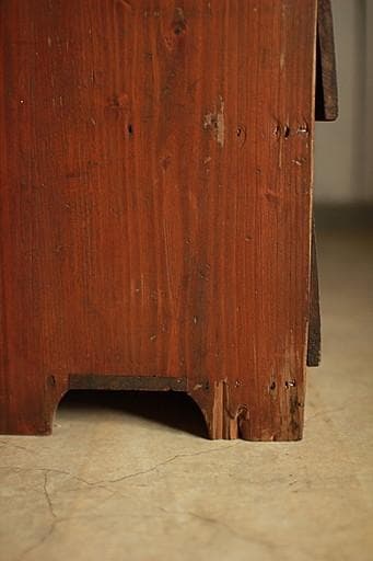 古く味のあるパタパタ扉の木製収納棚 収納棚 食器棚 カップボード