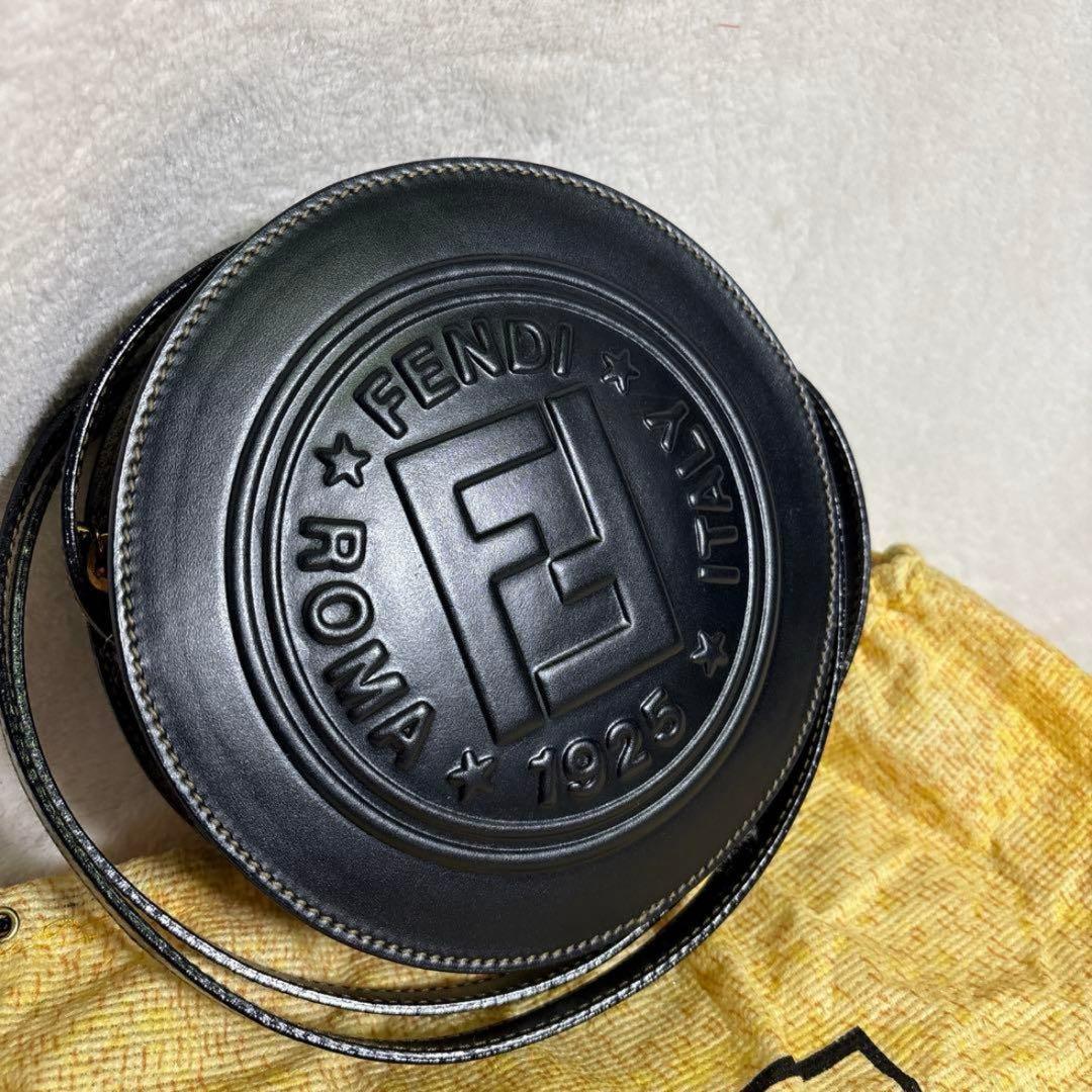 希少　FENDI 型　丸型　ショルダーバック　ポーチ FENDI（フェンディ） ショルダーバッグ CAMERA CASE SMALL カメラ