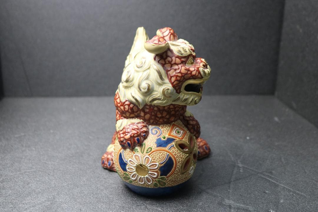 玉乗り獅子／九谷焼／九谷八幡窯／朱／玄関置物／玉体守護／邪気祓い