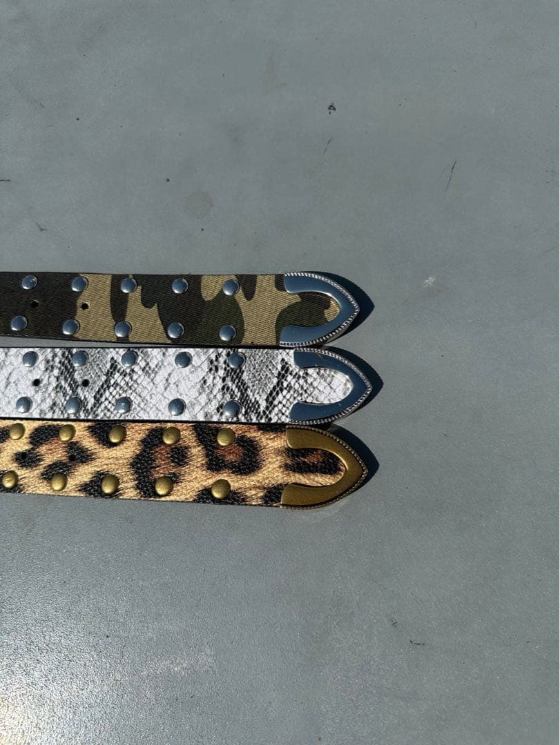 9090 Assort Studs Belt ホワイト 蛇柄ベルト - メルカリ