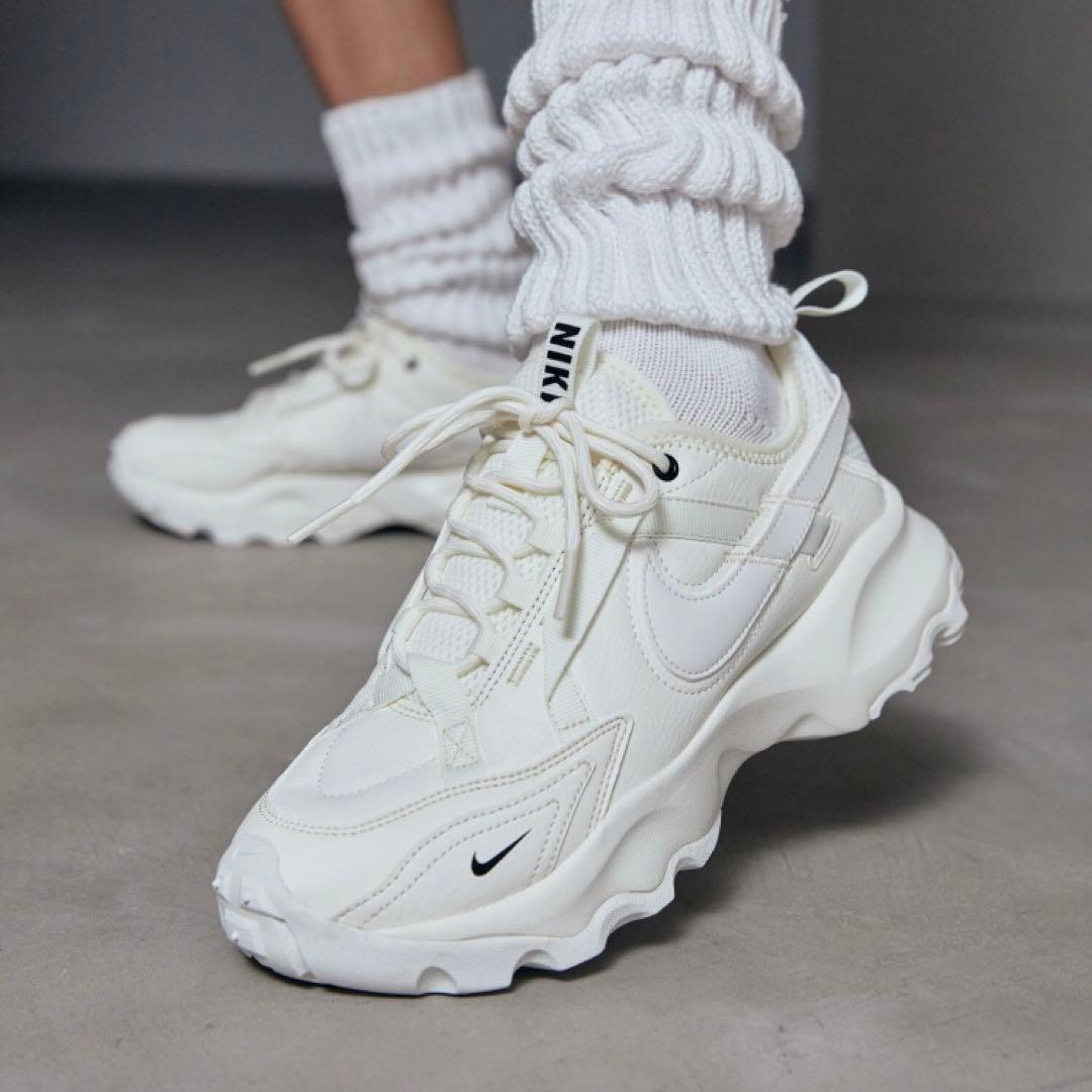 新品未使用　タグ付き　NIKE tc7900 スニーカー 23.5cm ナイキ ニューバランスU9060ECA 23センチ