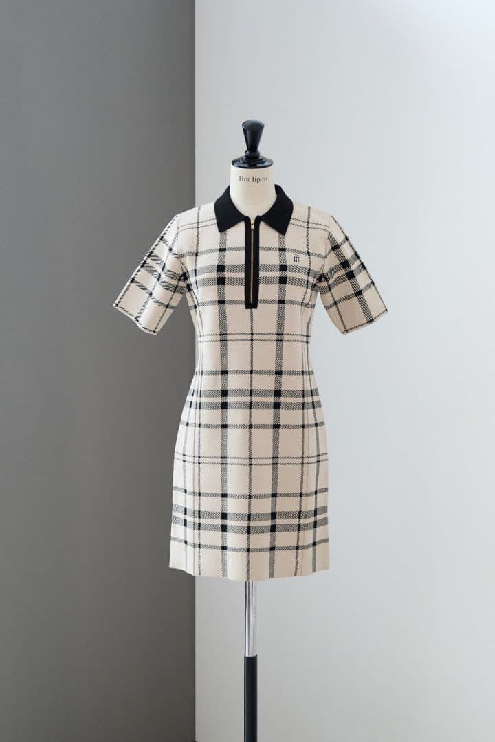 人気【Herlipto】Trois Logo Knit Mini Dress Her lip to（ハーリップトゥー）の「Trois Logo Knit Mini Dress