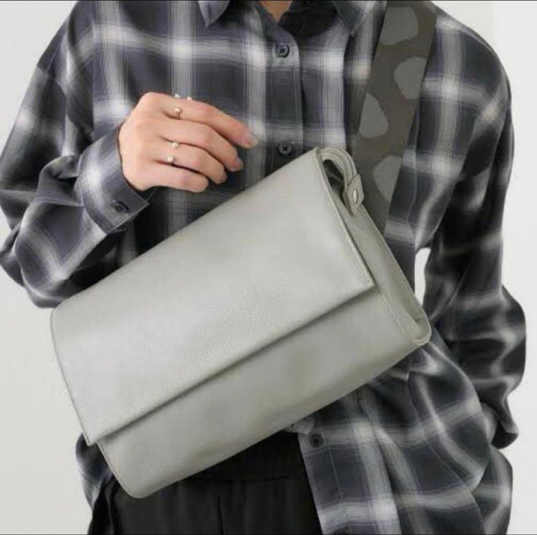 グレー イアパピヨネ 本革 ダルメシアン 柄ワイドテープショルダーバッグ