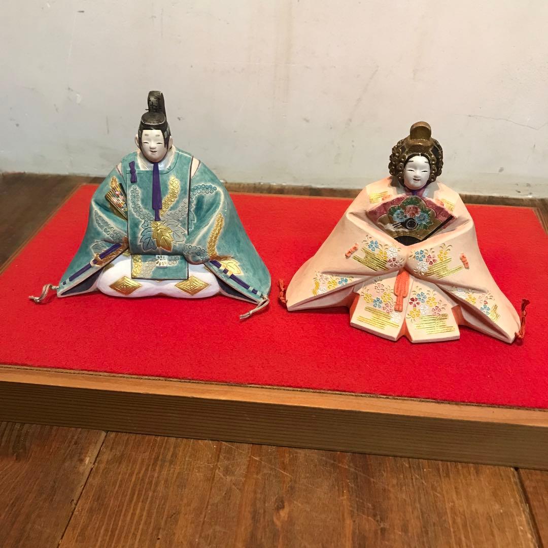 美品　陶器　雛人形　男雛　女雛　細工が細かく丁寧な作り　ひな祭り　台座付き 雛人形 コンパクト 彩絵花錦雛 ひな人形 雛祭 親王飾り 薬師窯 陶器