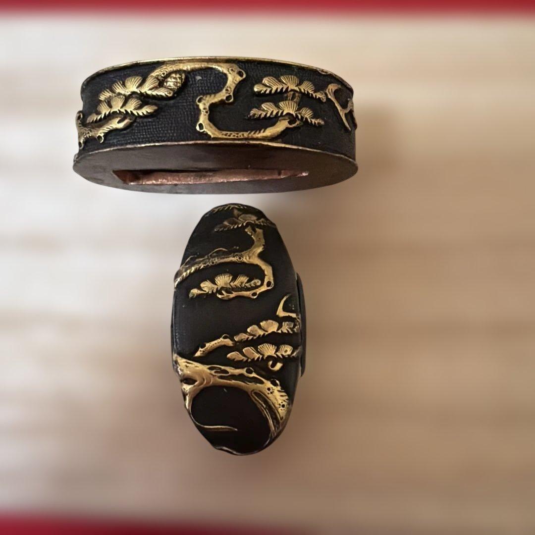 拵え栄えする一品です！ 繊細細工の松図 赤銅魚々子地縁頭 象嵌色絵