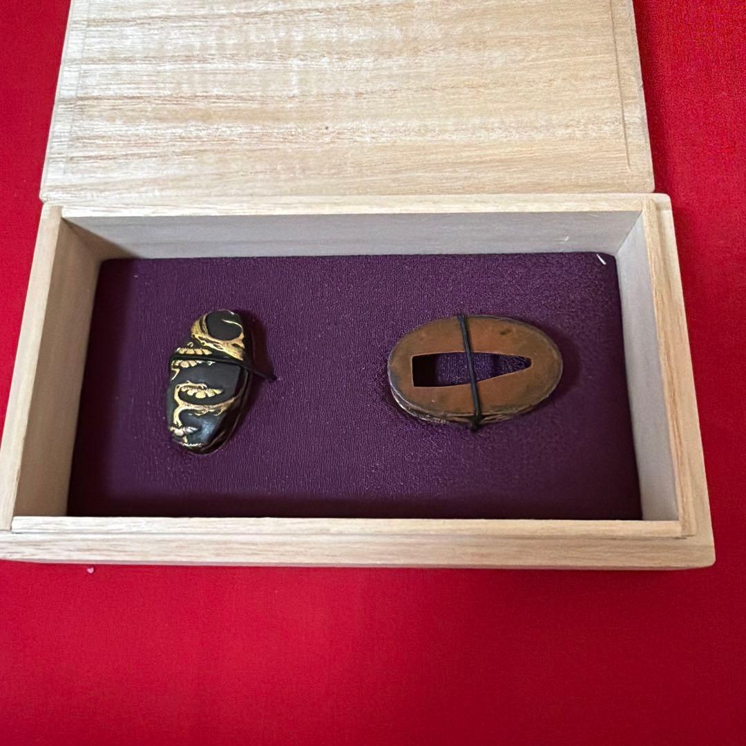 拵え栄えする一品です！ 繊細細工の松図 赤銅魚々子地縁頭 象嵌色絵