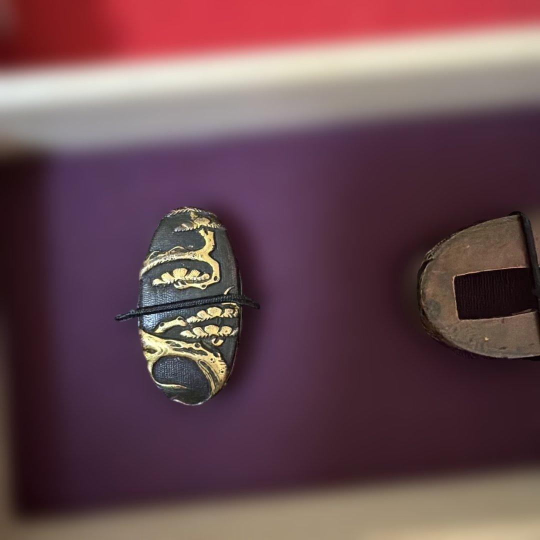 拵え栄えする一品です！ 繊細細工の松図 赤銅魚々子地縁頭 象嵌色絵