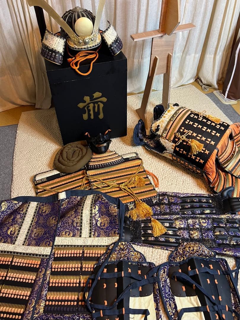 現代甲冑 等身大】（展示品の為未使用品）黒胴当世素掛紺白茶糸威本小