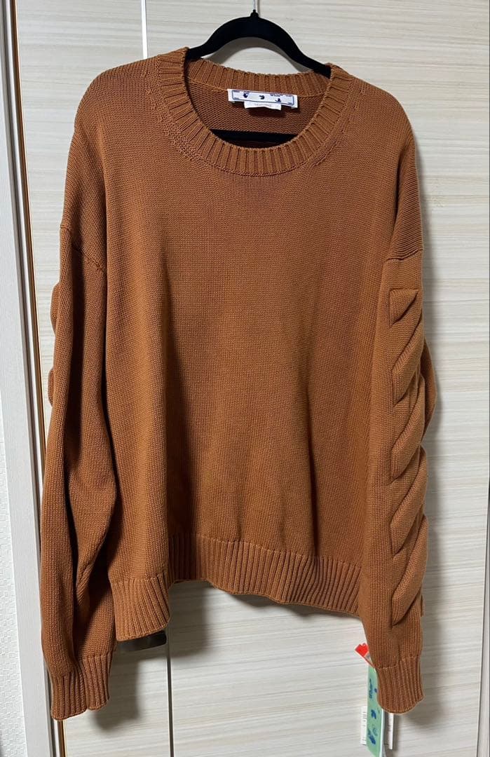 offwhite バックアローエンボスニット　シュプリーム offwhite バックアローエンボスニット シュプリーム - メルカリ