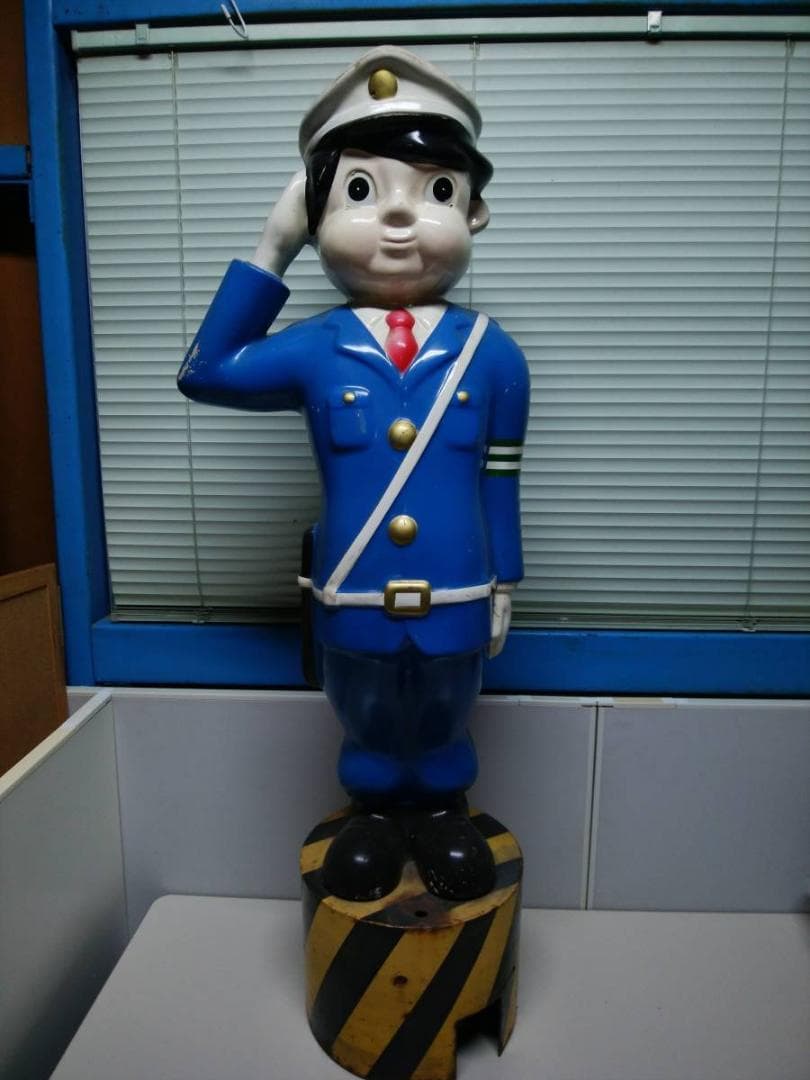 昭和30年代【レア】当時物☆横断歩道を守り続けた☆おまわりさん高さ1m20cm 悪条件が重なる「信号機のない横断歩道」で歩行者優先が守られているか