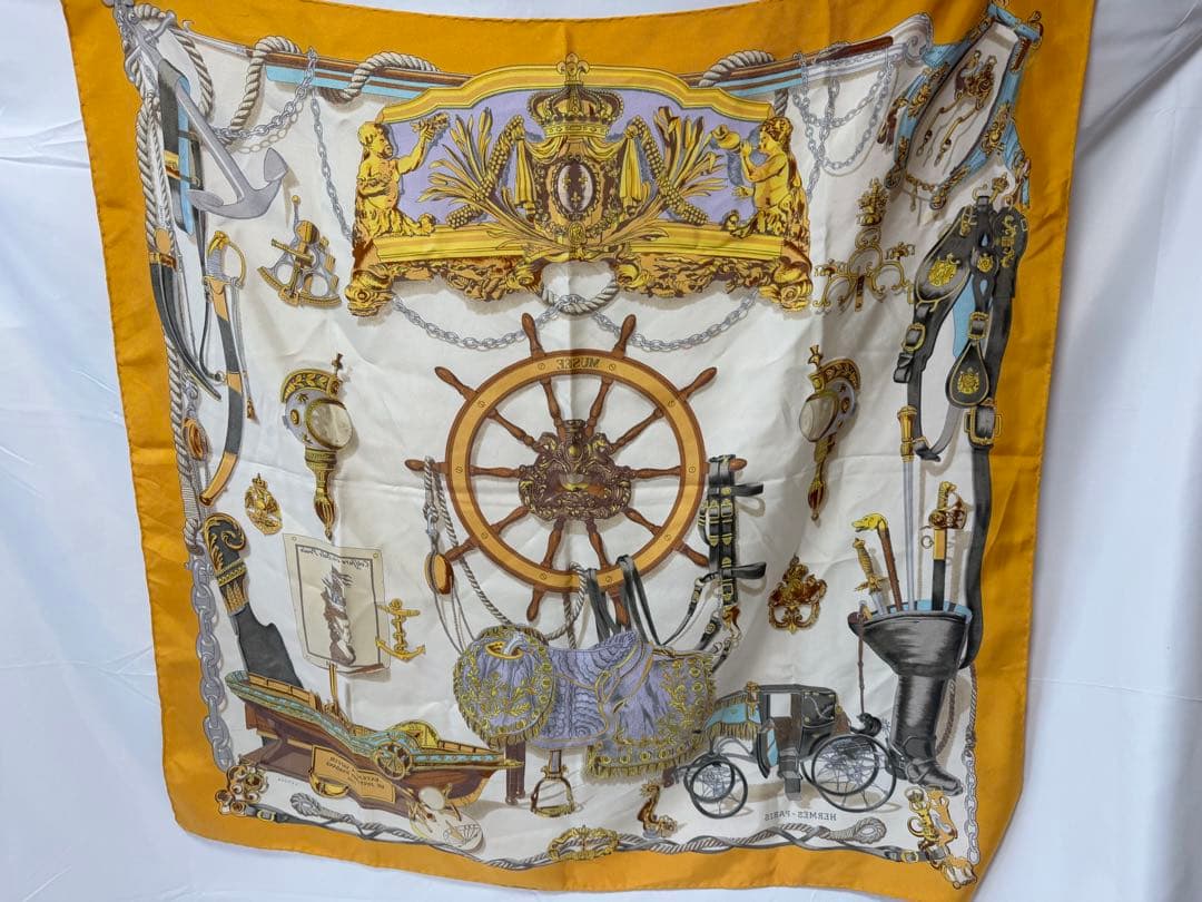 エルメスのカレ90 MUSEE（博物館） HERMES(エルメス) / カレ90/MUSEE/博物館/スカーフ/シルク/総柄 | 中古