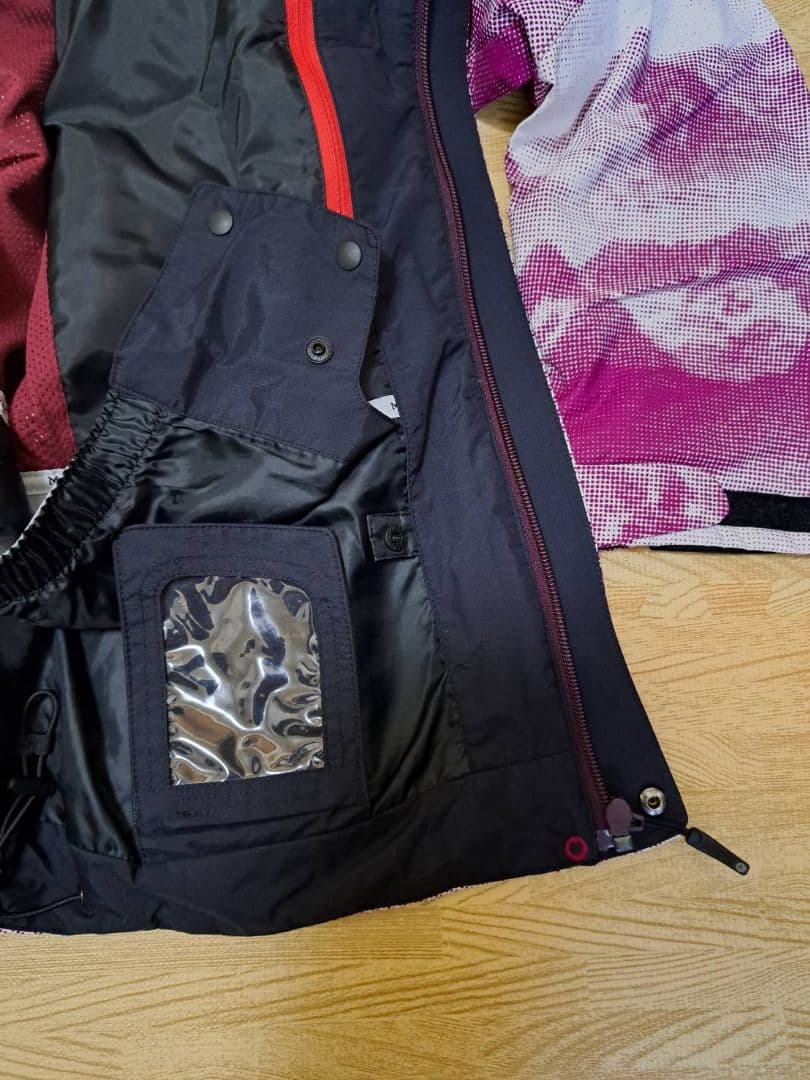 Marmot フード付きスキーウエア 紫と白の山柄 ウィンタースポーツ