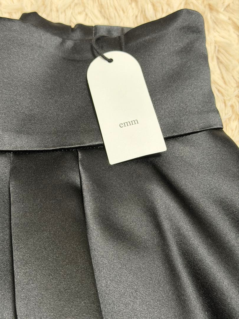 新品・紙タグ付　emm the shop tsuya volume skirt