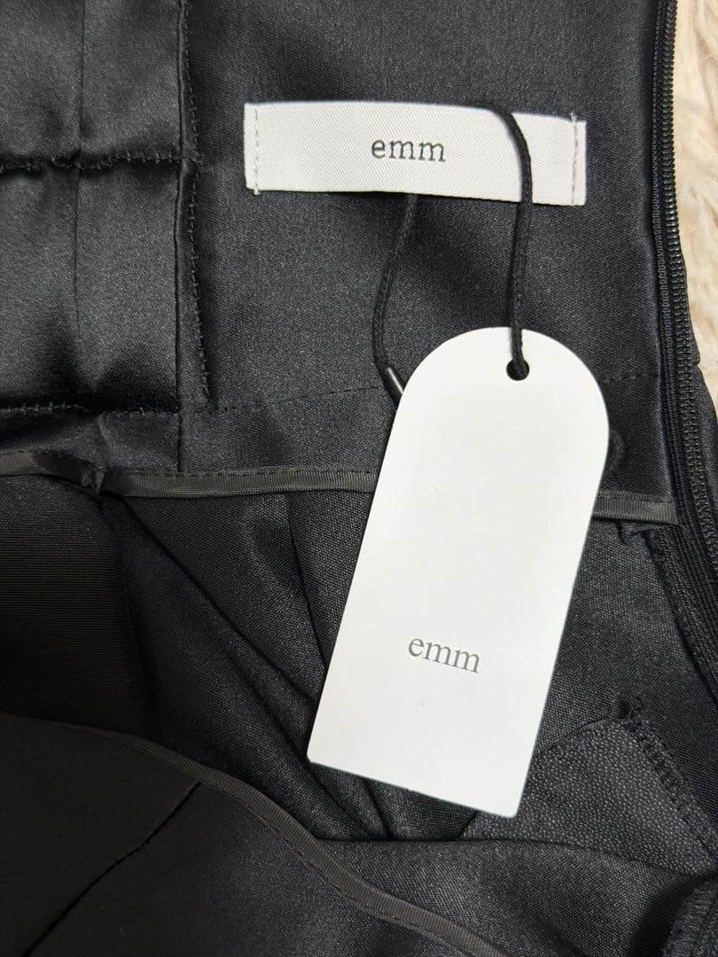 新品・紙タグ付　emm the shop tsuya volume skirt