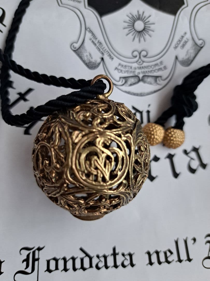 サンタマリアノヴェッラ ポプリケースゴールド 小さめ球体