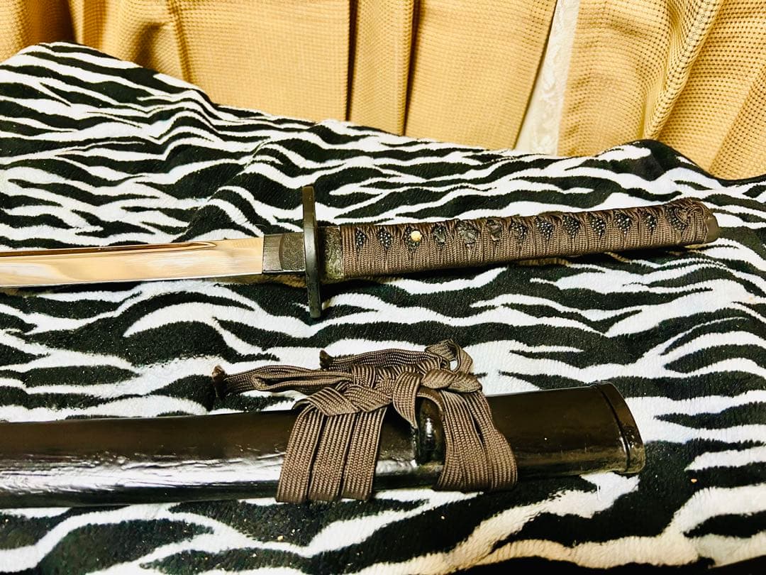 黒と赤の模造刀2本 模擬刀 武具 コスプレ 刃 刃文 コメント