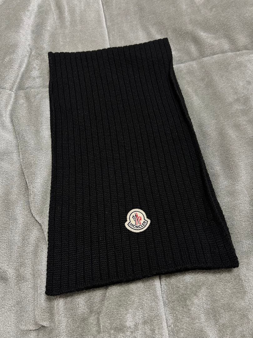 MONCLER マフラー 黒 リブ編み