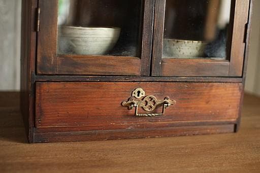 古い小ぶりな木製のガラス戸棚×小引き出し 食器棚 本棚 キャビネット