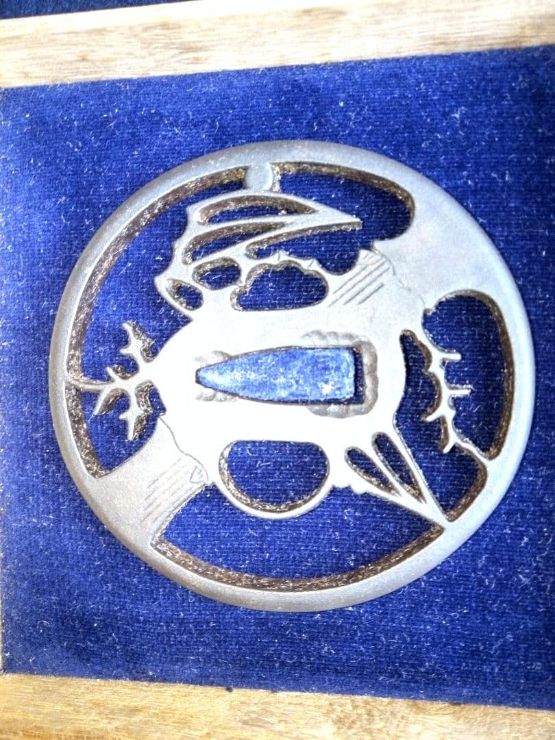 メ*9様 鍔 (つば) 金属製 伝説の生物デザイン 木製フレーム付き