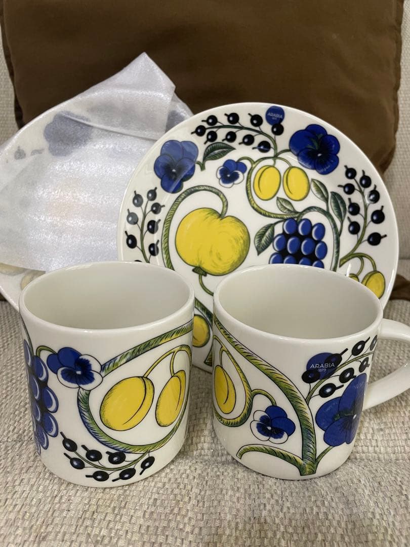 ARABIA マグカップ2個とプレート2枚・ナプキン1枚セット ARABIA（アラビア） 『並行輸入品』ARABIA Paratiisi パラティッシ