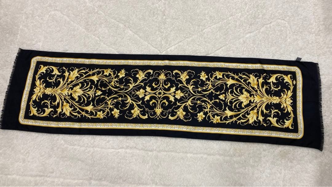 美品　ヴェルサーチ　バロック風 黒と金のスカーフ フリンジ付き　横長　長方形 プリントシルクツイルスカーフ 90cm バーガンディ,ゴールド | VERSACE JP