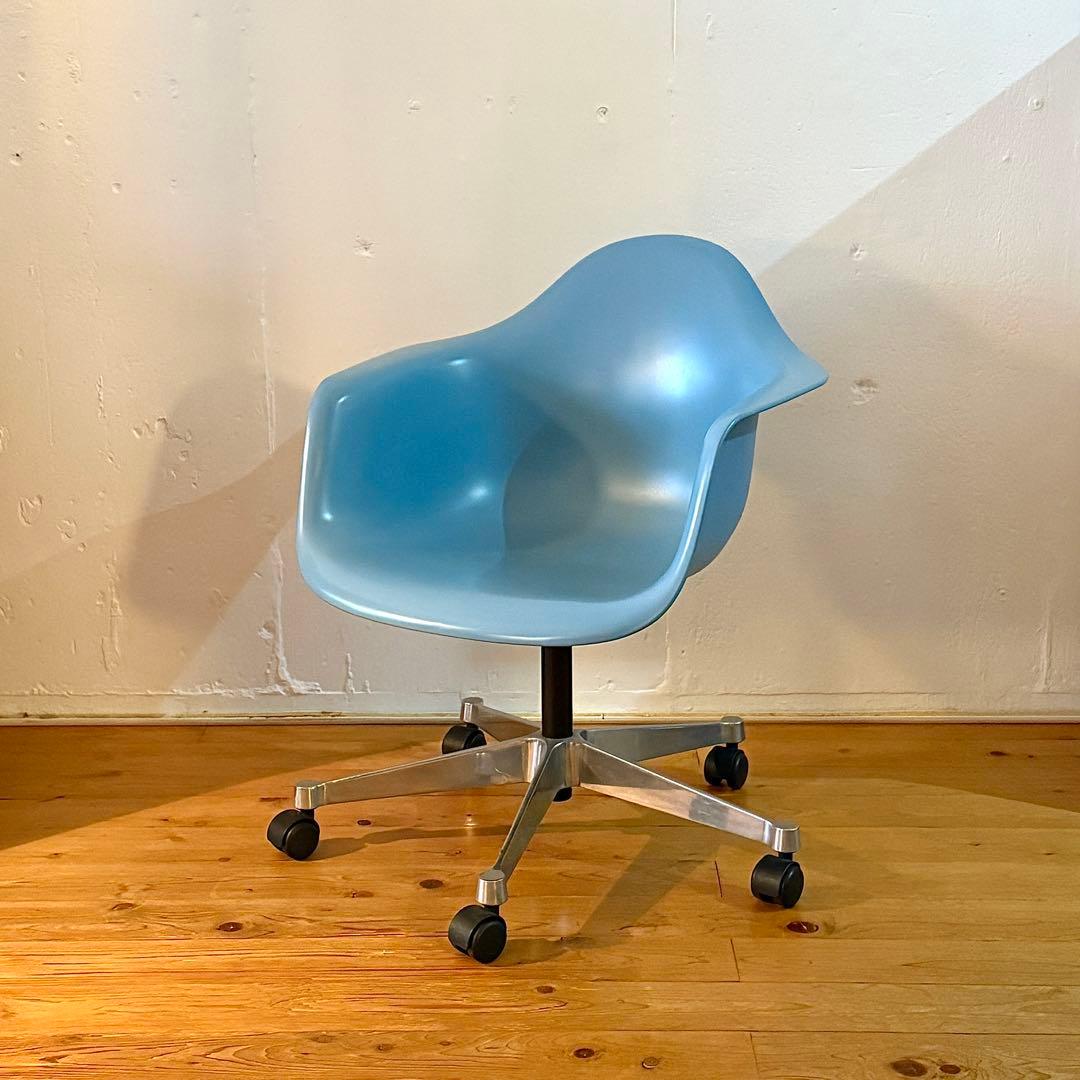 Vitra イームズ アームシェルチェア　４キャスターベース 昇降機能付き Vitra イームズ アームシェルチェア キャスターベース 昇降機能付き