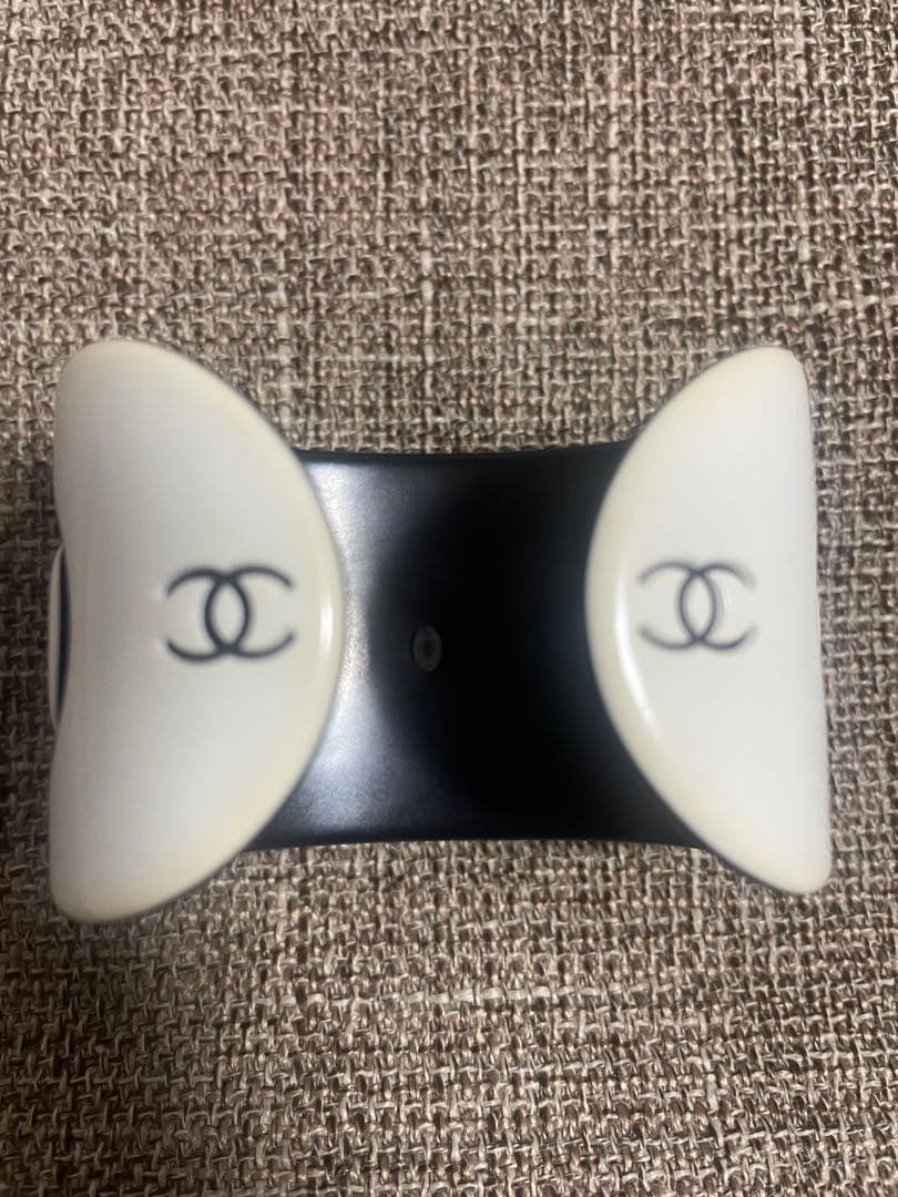CHANEL ロゴ バングル ホワイト/ブラックの通販はau PAY マーケット