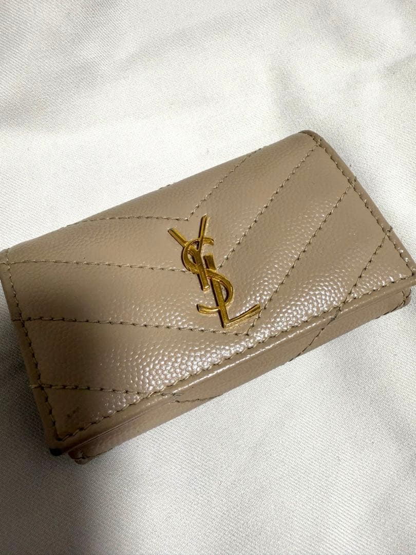 SAINT LAURENT ベージュキーケース カサンドラ マトラッセ スリムキーケース（グレイン・ド・プードル