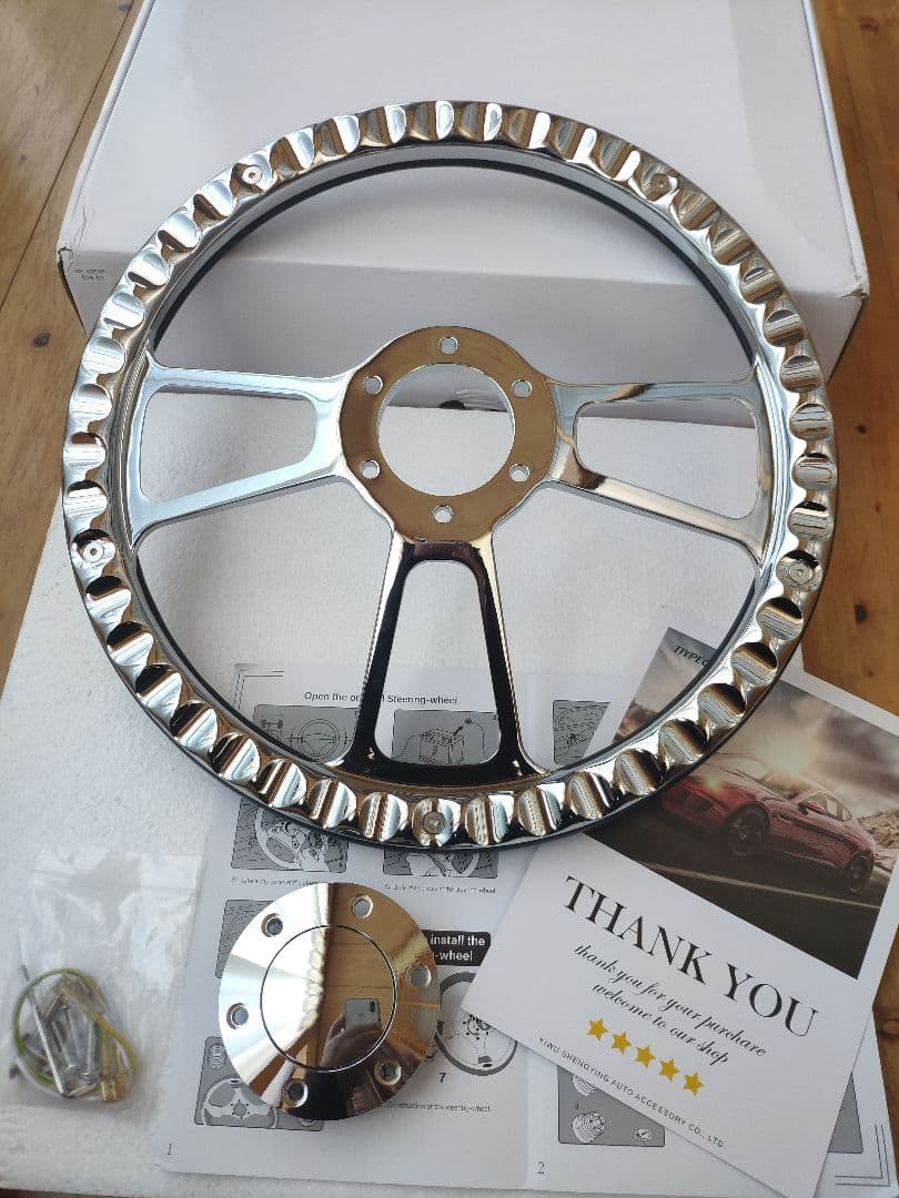 新品未使用 ハーフラップレザー ビレットステアリング 350 MOMOピッチ