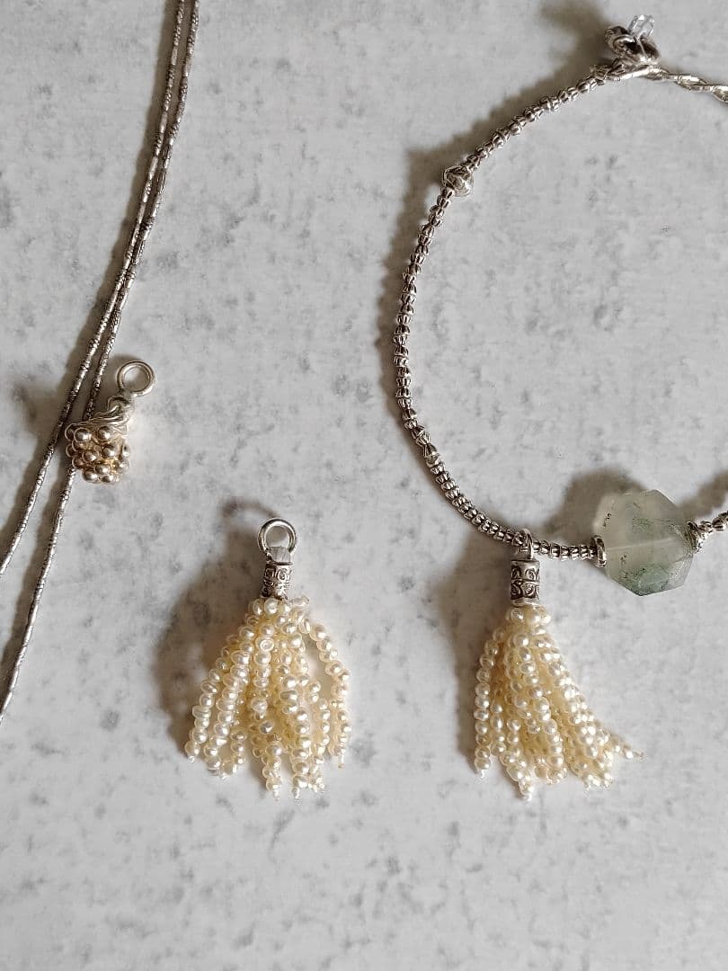極小淡水パールタッセルチャーム付、カレンシルバーロングネックレス