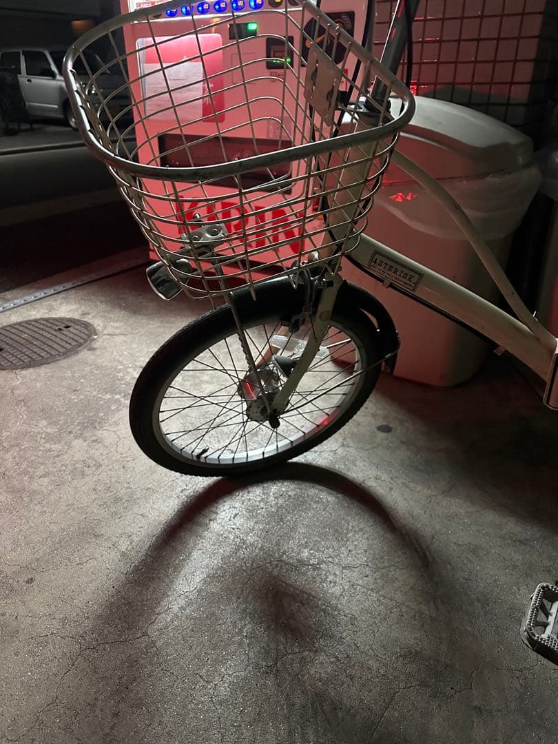 ホワイト折りたたみ自転車 前面バスケット付き