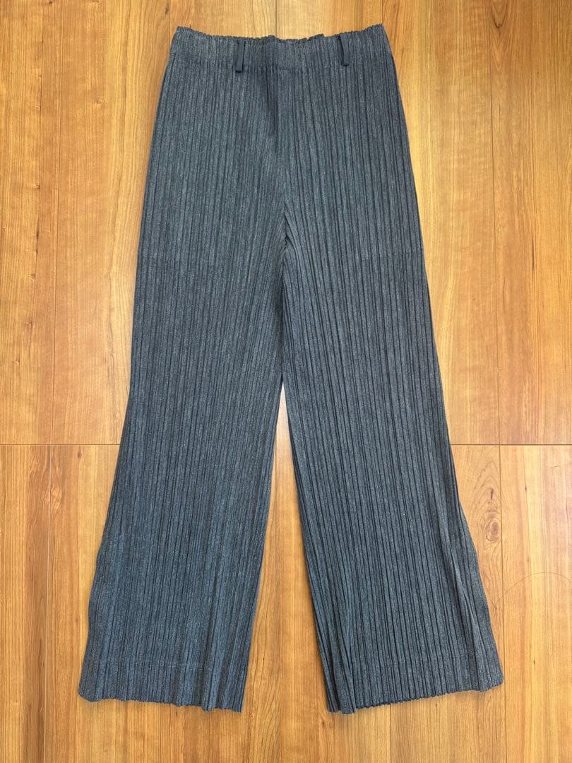 美品 PLEATS PLEASE グレーパンツ PLEATS PLEASE ISSEY MIYAKE（パンツ ・ グレー/灰色系）のフリマ