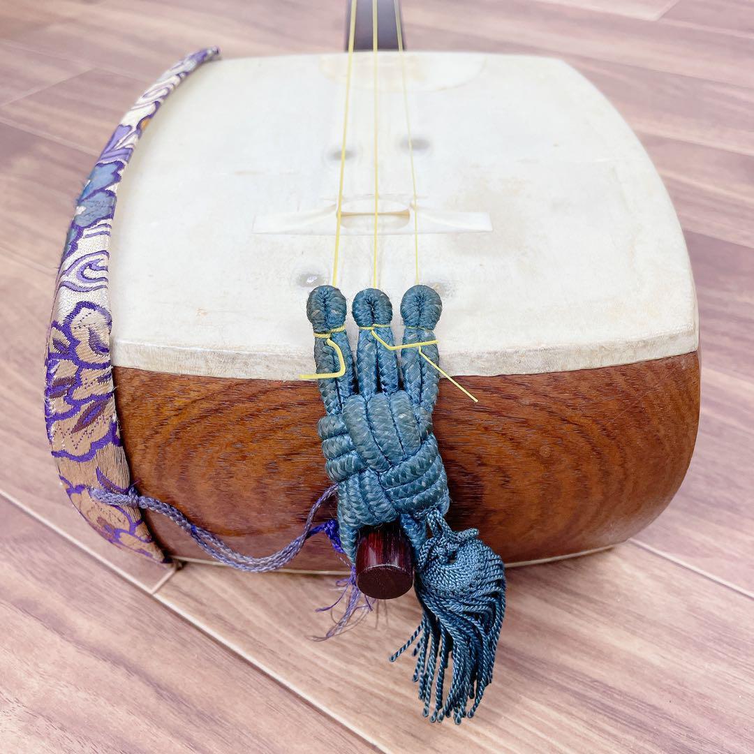 三味線 トチ紅木 綾杉胴 細棹 一本溝 猫皮 天然素材糸巻き